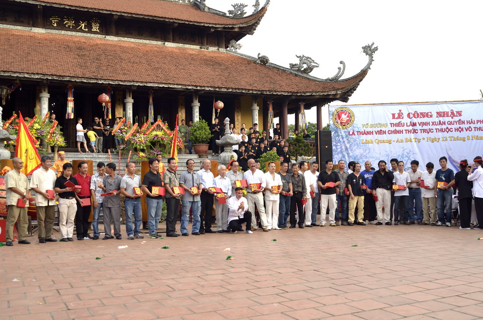Võ Sư Phạm Tuấn Dũng Tặng Các Vị Đại Biểu Kỷ Niệm Chương Của Võ Đường