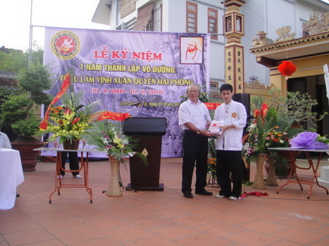 Võ sư Nguyễn Ngọc Nội trao quà cho võ đường TLVXQHP...