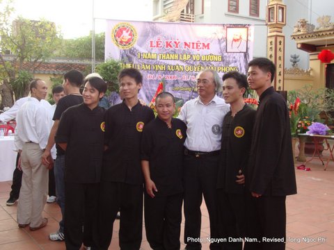Các võ sư chụp ảnh lưu niệm cùng các môn sinh VDTLVXQHP...