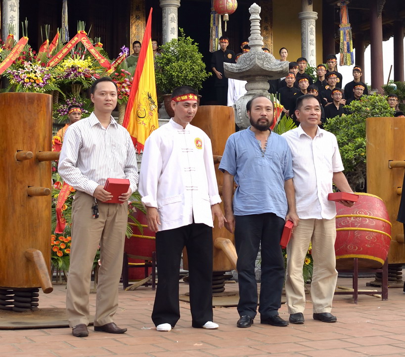 Võ Sư Phạm Tuấn Dũng Tặng Võ Sư Phạm Dũng, Võ Sư Nguyễn Đăng Hải Và Võ Sư Nguyễn Duy Thức Kỷ Niệm Chương Của Võ Đường